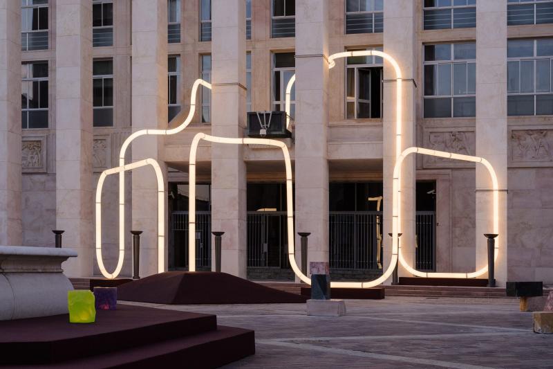 Компания Objects of Common Interest installs установила змееподобное  освещение на площади Бергамо