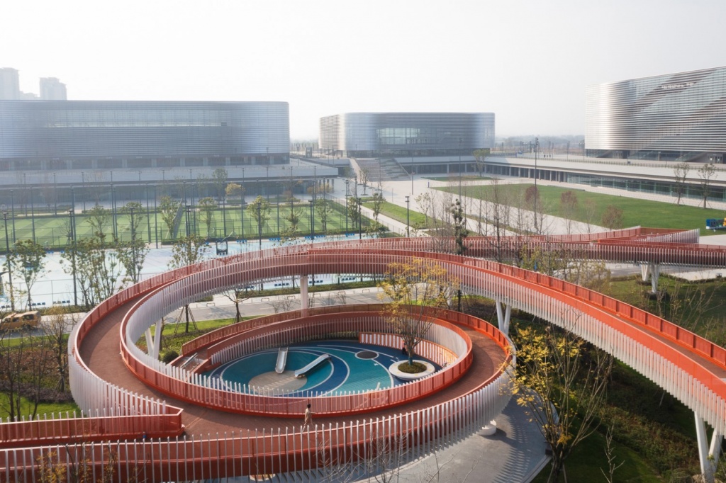 Ярко-оранжевые спиралевидные коридоры обвивают детскую площадку в Сычуане, Китай