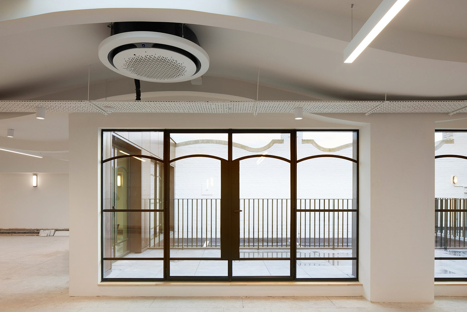 dMFK Architects перепрофилировали бывшую фабрику по производству обоев в Чизвике в рабочее пространство премиум-класса