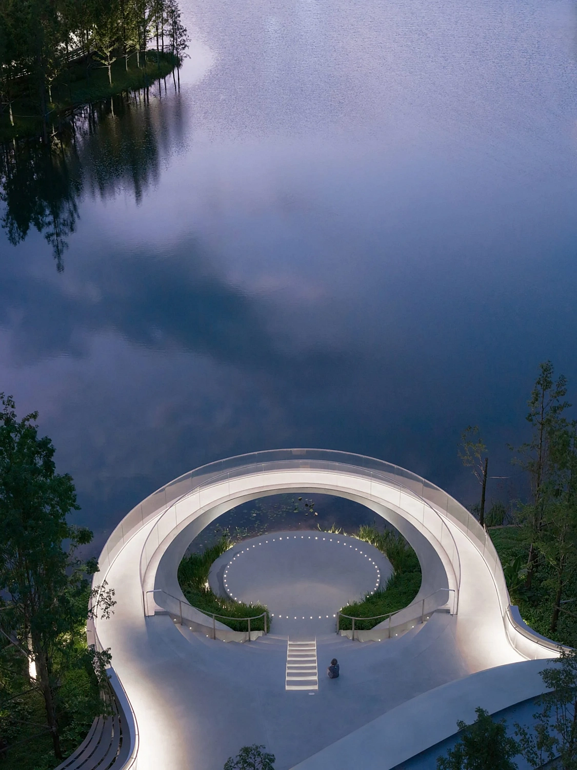 AIR-CoLAB построила кольцевой амфитеатр на озере в Китае