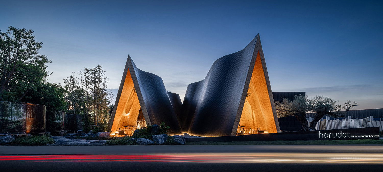 Дерево баобаб растёт в изогнутом кафе в Таиланде от IDIN Architects