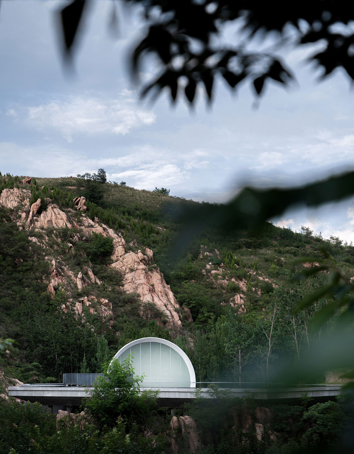 Syn Architects увенчала свадебную часовню в Китае подсвеченной «луной»