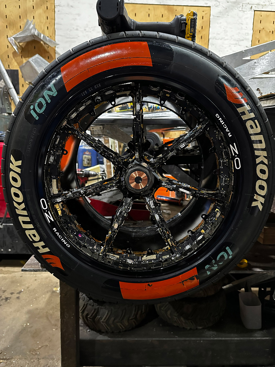 В Британии представили гоночный автомобиль Recover-E, состоящий полностью из электронных отходов