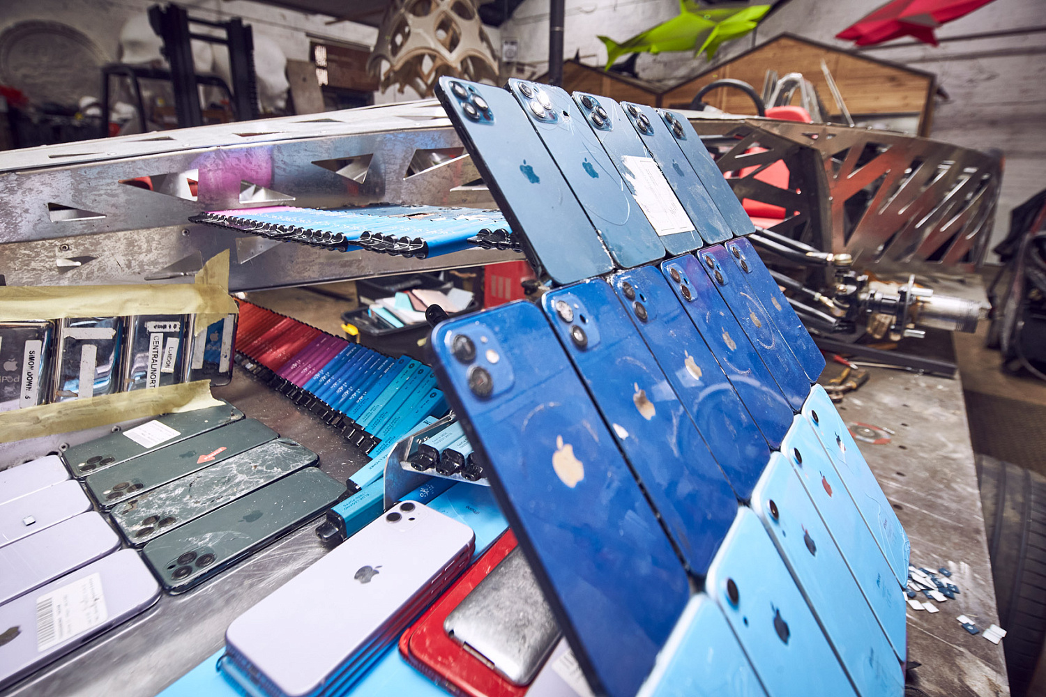 В Британии представили гоночный автомобиль Recover-E, состоящий полностью из электронных отходов