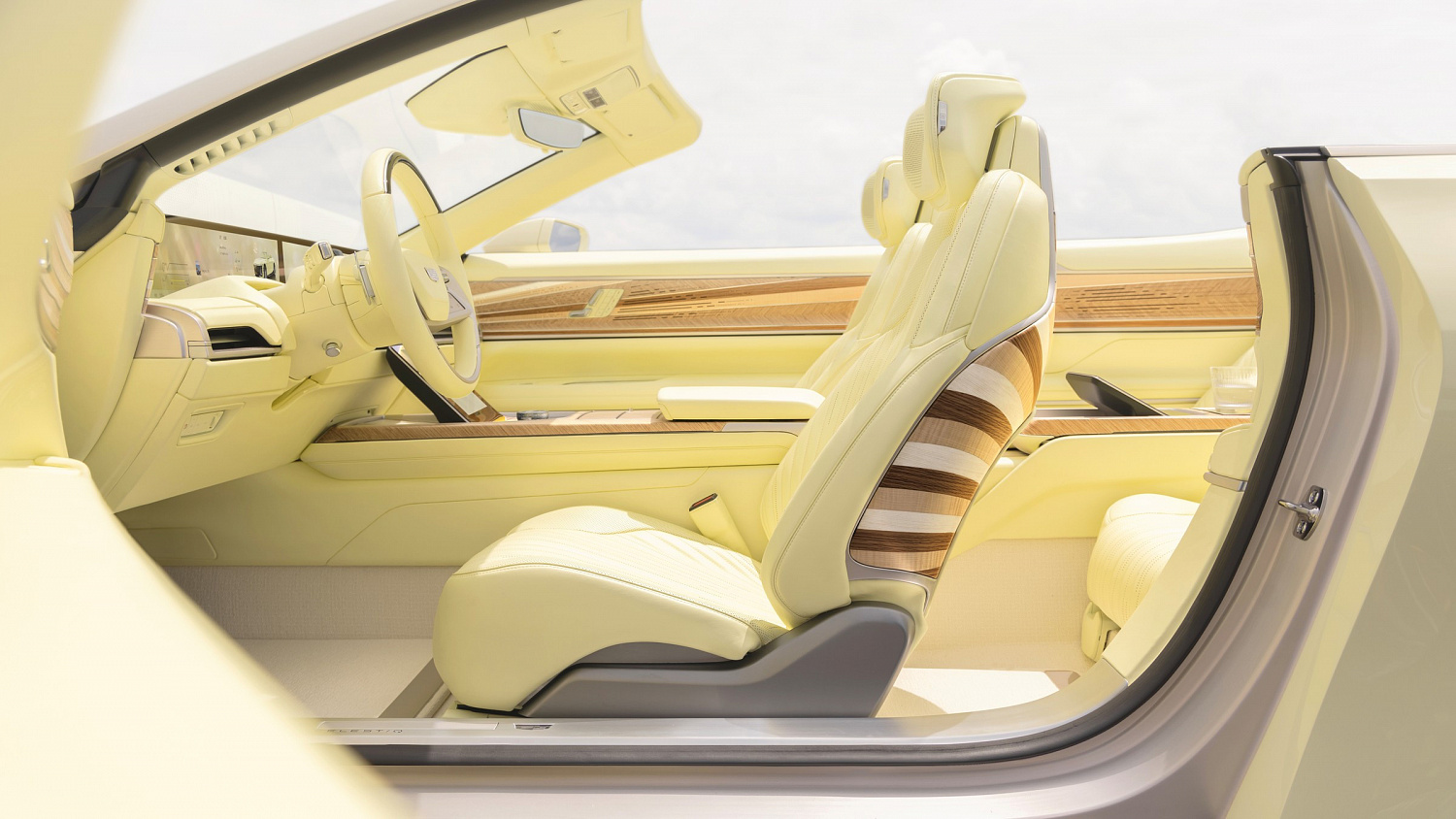 Cadillac SOLLEI: электрический кабриолет с баром