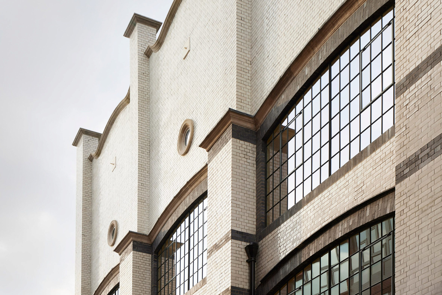 dMFK Architects перепрофилировали бывшую фабрику по производству обоев в Чизвике в рабочее пространство премиум-класса