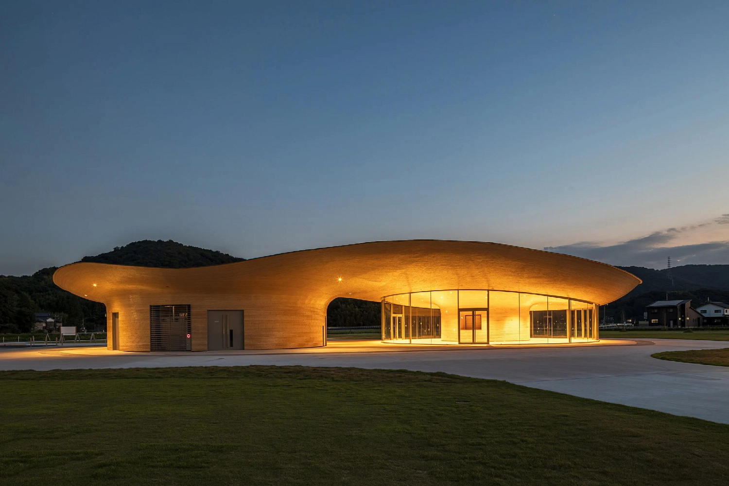 Kengo Kuma увенчал скульптурный общественный центр крышей из бамбука