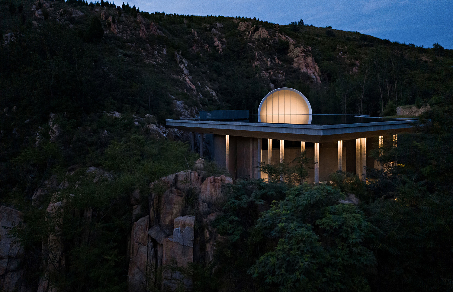 Syn Architects увенчала свадебную часовню в Китае подсвеченной «луной»